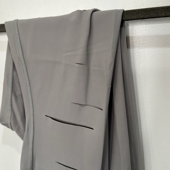 ALO YOGA DISTRESSED WARRIOR LEGGING GREY SMALL - Picture 4 of 7